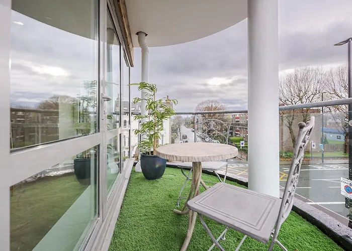 Stylish 2 Bedroom Apartment With Ac In Chiswick London